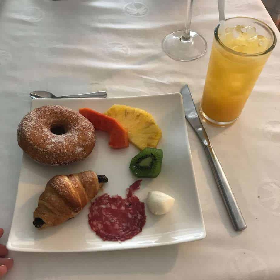 Candlelight dinner on the beach, snorkeling in the Dominican Republic, swimming with dolphins, trampoline beach aerobics, my favorite foods of the week, marriage lessons learned already, and this week's healthy meal plan.