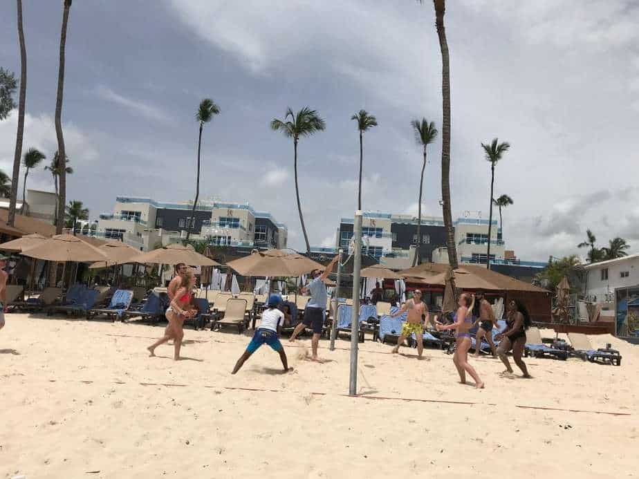 Candlelight dinner on the beach, snorkeling in the Dominican Republic, swimming with dolphins, trampoline beach aerobics, my favorite foods of the week, marriage lessons learned already, and this week's healthy meal plan.